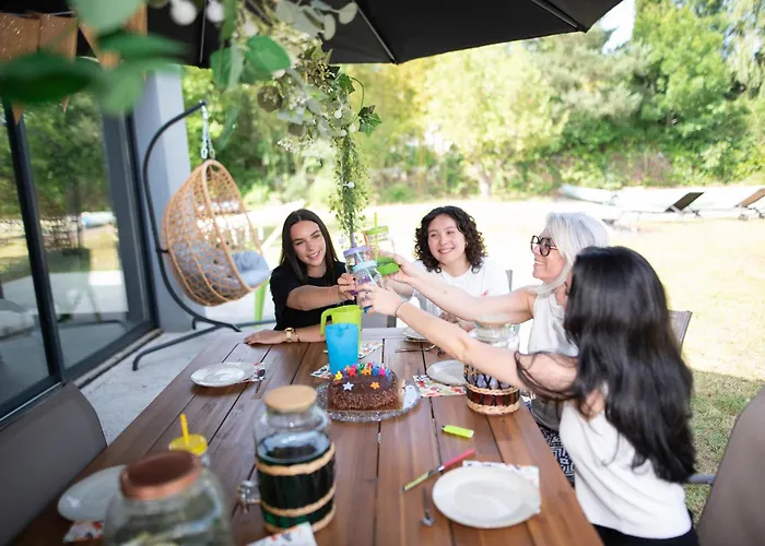 A Castres, Maison 10 Personnes Avec Piscine Privee, Jardin Et 5 *
